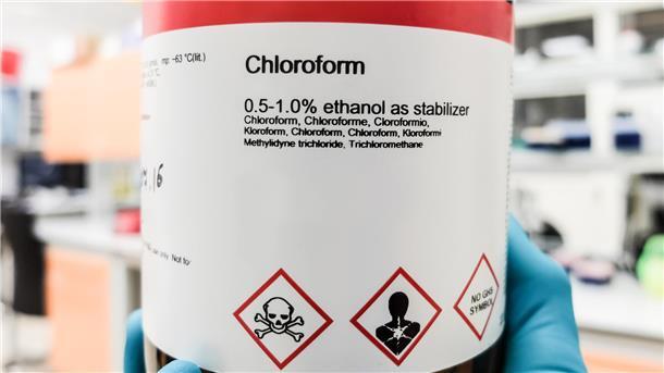 Gefahrstoffaustritt im Unternehmen und zuhause – Was jetzt? Flasche mit Chloroform