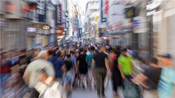 Mehr Umsatz und bessere Stimmung im Einzelhandel „Verbraucherinnen und Verbraucher geben wieder mehr Geld aus, was auch den Einzelhandel stärkt“, stellt das Ifo-Institut fest.