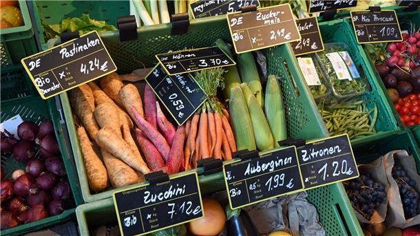 Biofachhandel: Nach schwachem Halbjahr kehren Kunden zurück Verbraucherinnen und Verbraucher kaufen wieder häufiger in Bioläden ein.