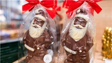 Verbraucherinnen und Verbraucher müssen für Schokoladenweihnachtsmänner mehr Zahlen als vor einem Jahr.