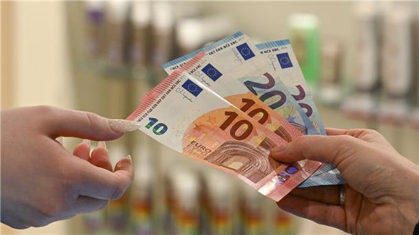 Verbraucherschützern zufolge legen Firmen vor allem bei Kosmetik, Dienstleistungen wie Friseurbesuchen und Kleidung unterschiedliche Preise für Frauen und Männner fest, um mehr Gewinn zu erzielen.