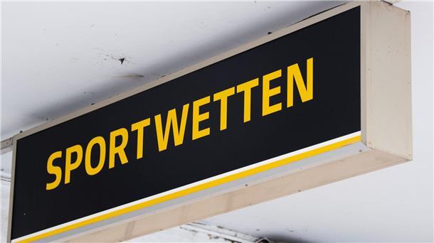 Manipulationsverdacht bei Fußballspielen - Polizei ermittelt Verdacht auf Wettbetrug: 17 Fußballspiele sollen womöglich manipuliert worden sein.