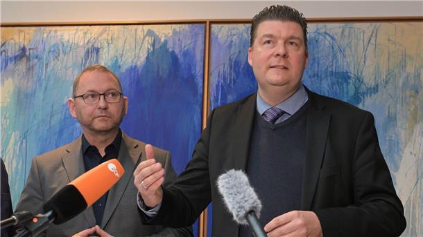 Durchbruch im Tarifpoker: Mehr Geld für Landes-Beschäftigte Verdi-Chef Frank Wernicke (l) und der Verhandlungsführer der Länder, Hamburgs Finanzsenator Andreas Dressel in Potsdam.