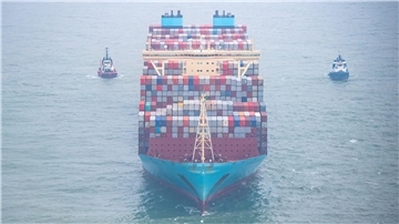 Ein Containerschiff. Verdi fordert besseren Schutz für Seeleute weltweit. Gewalt und Krisen bedrohen Crews zunehmend, so die Gewerkschaft.