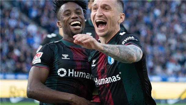 Verdiente Führung: Lubambo Musonda (l.) jubelt mit Vorlagengeber Barıs Atik.