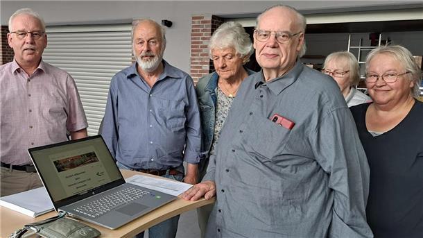 Vereinsvorsitzender Herbert Schlag (Mitte) und Seniorenbeirat Harald Sommerfeld (links) mit den Mitglieder den Mitgliedern des Senioren Computer Clubs Beverstedt.