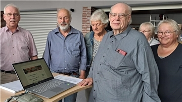 Vereinsvorsitzender Herbert Schlag (Mitte) und Seniorenbeirat Harald Sommerfeld (links) mit den Mitglieder den Mitgliedern des Senioren Computer Clubs Beverstedt.