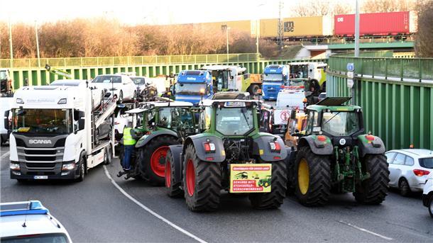 Bauernprotest: Landwirte blockieren Hafen von Bremerhaven - Logistiker sauer Vereinzelt machten die Bauern am Montag Platz und ließen einige Lkw durch die Blockade fahren.