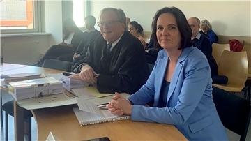 Verena Formen-Mohr, frühere Leiterin der Intendanzabteilung beim krisengebeutelten Rundfunk Berlin-Brandenburg (RBB), sitzt neben ihrem Anwalt Detlef Grimm im Arbeitsgericht.