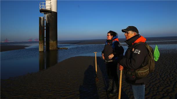 Wattwanderungen: Die geheimnisvolle Anziehungskraft der Gezeiten Verena Kernbach und Yvonne Ahlers am Unterfeuer Tossens. Es steht drei Kilometer vor der Küste und ist bei ablaufendem Wasser mit einem Wattführer gut zu erreichen.