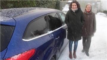 Frauen Auto Schnee