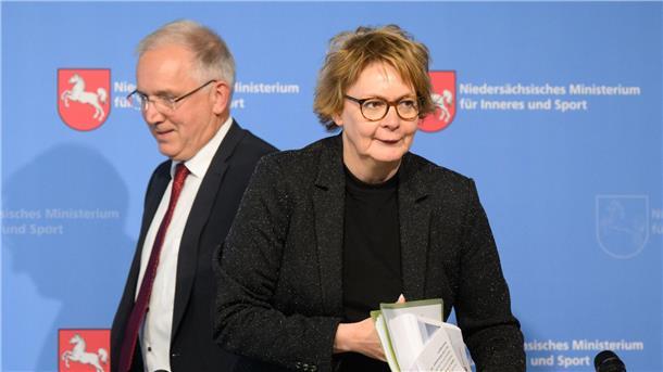Verfassungsschutz: AfD Niedersachsen wird rechtsextremer Verfassungsschutzpräsident Dirk Pejril und Innenministerin Daniela Behrens sehen einen Anstieg des Rechtsextremismus in Niedersachsen. (Archivbild)