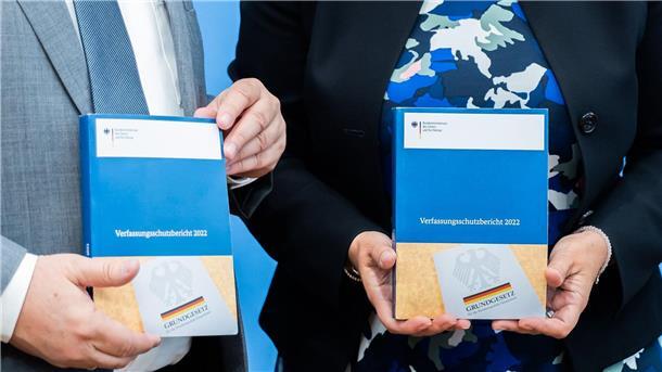 Verfassungsschutzpräsident Thomas Haldenwang (l.) und Bundesinnenministerin Nancy Faeser bei der Vorstellung des Verfassungsschutzberichts im Juni 2023.