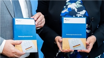 Verfassungsschutzpräsident Thomas Haldenwang (l.) und Bundesinnenministerin Nancy Faeser bei der Vorstellung des Verfassungsschutzberichts im Juni 2023.