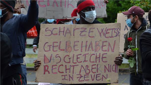 Vergangene Woche demonstrierten Afrikaner in Zeven nicht nur für die Aufklärung des Mordes an dem Ivorer Amadou Diabate, sondern gleichzeitig gegen angebliche Willkür in der Ausländerbehörde. Eine Bremer Anwältin trägt die Vorwürfe mit, während der Freundeskreis Asyl die Sache völlig anders bewertet.