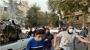 Vergangenen Montag in der iranischen Hauptstadt: Menschen fliehen vor der Polizei während eines Protests.