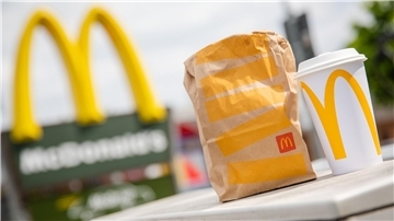 Vergangenes Jahr sind mehr Menschen zu McDonald’s, Burger King und Co. gegangen und haben dort mehr Geld ausgegeben.