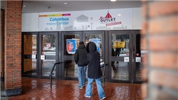 Vergeblich versuchen einige Passanten den bisherigen Eingang zu Karstadt zu benutzen.