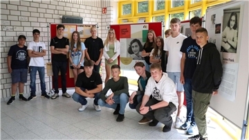 Schüler der R9a der HRS Loxstedt vor ihrer Plakatausstellung über die Weltsicht und Ideale von Anne Frank