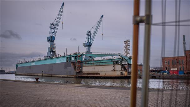Die schwersten Brocken aus dem Hafen fahren bald in Richtung Innenstadt Blick auf ein Schwimmdock.