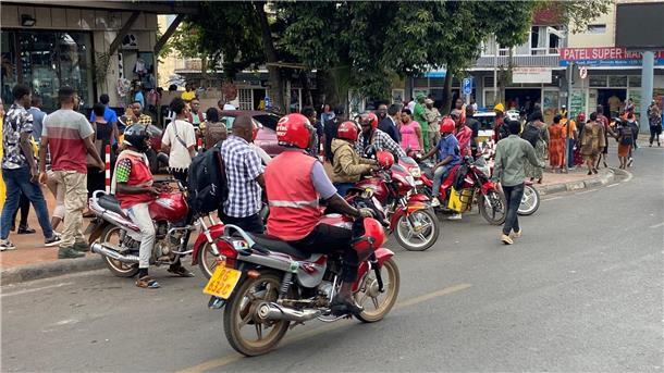 Unsichtbare Gefahr: Afrikas Kampf gegen verschmutzte Luft Verkehr im Stadtzentrum von Kigali. In der Hauptstadt von Ruanda gibt es geschätzt rund 30.000 Motorrad-Taxifahrer.