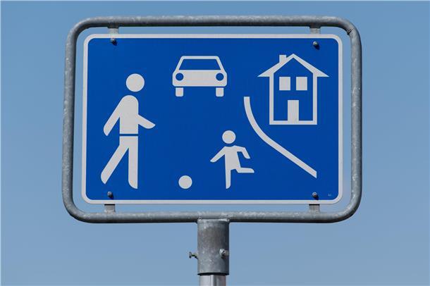 Verkehrsberuhigte Zone: Hier müssen Autofahrer ganz besonders gut aufpassen und dürfen unter anderem nur Schritttempo fahren. 