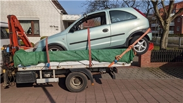 Kleinwagen auf Anhänger, falsch beladen, Verkehrsgefährdung