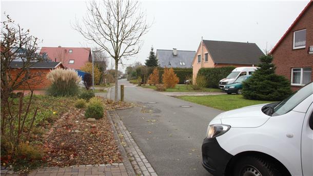Verkehrsinseln und Parkbuchten statt Gehweg: Wie dieser Teil des Tjüchenwegs in Dorum soll auch das letzte Teilstück der Straße ausgebaut werden.