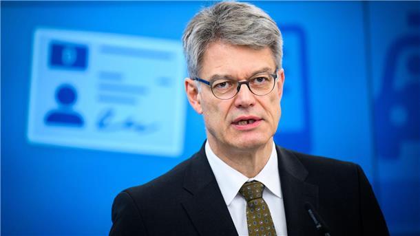 Kostenbremse für teure Führerscheine Verkehrsminister Schnieder plant Kostensenkungen bei Führerscheinen.