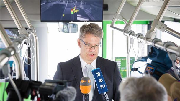 Verkehrsminister: Erster autonomer Linienbus „wegweisend“ Verkehrsminister Schnieder zeigt sich nach seiner Fahrt im autonomen Bus beeindruckt.