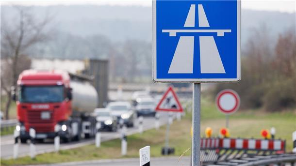 Verkehrsschilder „Autobahn“ und „Durchfahrt verboten“ (hinten, r) sind an der Autobahnauffahrt in Fahrtrichtung Bremen und Oldenburg zu sehen.