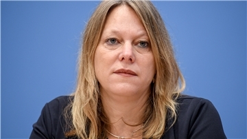 Verkehrssenatorin Maike Schaefer (Grüne) will den Anliegern die Straßenbaubeiträge erlassen, wenn über Jahrzehnte der Ausbau versäumt wurde. Sie wehrt sich gegen den Vorwurf von Bremerhavens Baudezernent Bernd Schomaker (FDP), sie wolle fragwürdige Wahlkampfgeschenke verteilen.