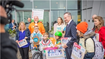 Verkehrssenatorin Maike Schaefer (links) und Bundesverkehrsminister Volker Wissing nehmen die Petition des Aktionsbündnisses „Kidical Mass“ und des ADFC vor dem Atlantic Sail City Hotel für ein neues Straßenverkehrskonzept entgegen. Foto: Hartmann