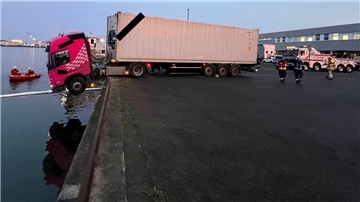 Verkehrsunfall im Fischereihafen: Der Feuerwehr gelang es, den Fahrer unbeschadet aus dem Fahrzeug zu befreien.