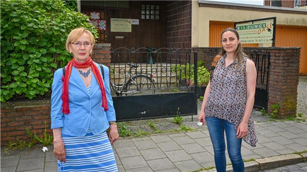 Verkin Bekian (rechts) und Gisela Wiegel sind froh, dass das Sprachzertifikat nach Monaten nun endlich ausgestellt werden soll.