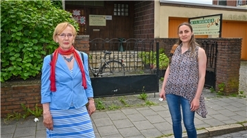 Verkin Bekian (rechts) und Gisela Wiegel sind froh, dass das Sprachzertifikat nach Monaten nun endlich ausgestellt werden soll.