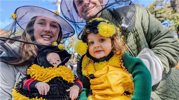 Tausende beim Karneval in New Orleans Verkleidet als Bienen und Imker posieren Tim und Mary Elise mit ihren Kindern beim Mardi Gras in New Orleans.