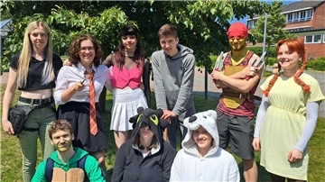 Verkleidete Abiurienten auf der Mottoparty der Waldschule: Sara Krüger (v.l.hinten), Runa Mittmann, Lia Stache, Niel Heitmann, Elias Riess und Estelle Bleck. Vorn von links: Luis Patzewitz, Mika Ladwig und Cynthia Hofmann.