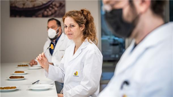 Verkosten gehört dazu: Beate Hajek (Mitte) probiert mit ihren Kollegen vom ttz, Markus von Bargen (links) und Tobias Fitzel vegane Produkte.