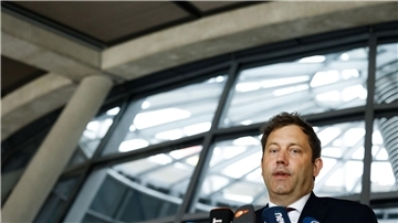 Verlangt von Verkehrsminister Schnieder Rechenschaft: Finanzminister Klingbeil.