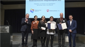 Verleihung der Urkunde an die Schulleitungen der Aue-Mehde-Grundschule und des St.-Viti-Gymnasiums.