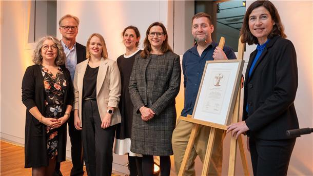 Verleihung des Kalliope-Preises für Migrationsforschung (von links): Die Jury-Mitglieder Prof. Dr. Yasemin Karakasoglu und Jörg Schulz mit Hanne Schneider, Dr. Friederike Enßle-Reinhardt, Dr. Simone Blaschka, Stephan Schurig und Prof. Dr. Birgit Glorius.