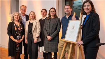 Verleihung des Kalliope-Preises für Migrationsforschung (von links): Die Jury-Mitglieder Prof. Dr. Yasemin Karakasoglu und Jörg Schulz mit Hanne Schneider, Dr. Friederike Enßle-Reinhardt, Dr. Simone Blaschka, Stephan Schurig und Prof. Dr. Birgit Glorius.