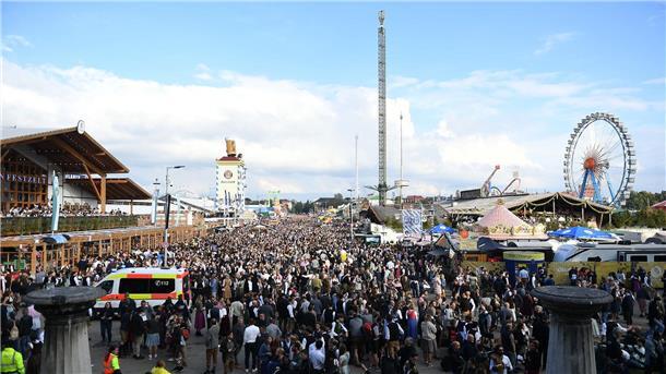 Wiesn viel zu voll - Kritik am Sicherheitskonzept Verletzte gab es aber nach ersten Erkenntnissen nicht, nur einige wenige Panikattacken wurden registriert.
