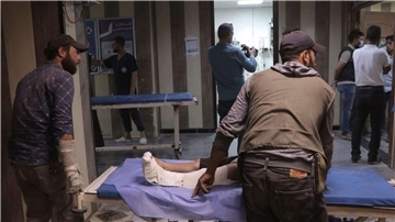 Verletzte in einem Krankenhaus in Idlib. Bei einem Drohnenangriff auf eine Militärakademie in der Stadt Homs wurden Dutzende Menschen getötet.