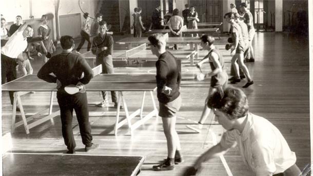 Vermutlich in der Sporthalle der Atenser Schule machte Fritz Frerichs diese Aufnahme vom Tischtennistraining.