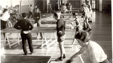 Vermutlich in der Sporthalle der Atenser Schule machte Fritz Frerichs diese Aufnahme vom Tischtennistraining.