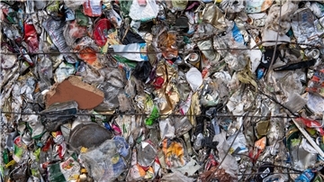 Müll aus Plastik und Metall