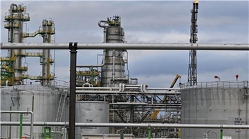 Verschiedene Anlagen der Rohölverarbeitung auf dem Gelände der PCK-Raffinerie GmbH. Der Energiekonzern Shell will seinen Anteil von 37,5 Prozent an der ostdeutschen Großraffinerie PCK Schwedt an die britische Prax-Gruppe verkaufen.