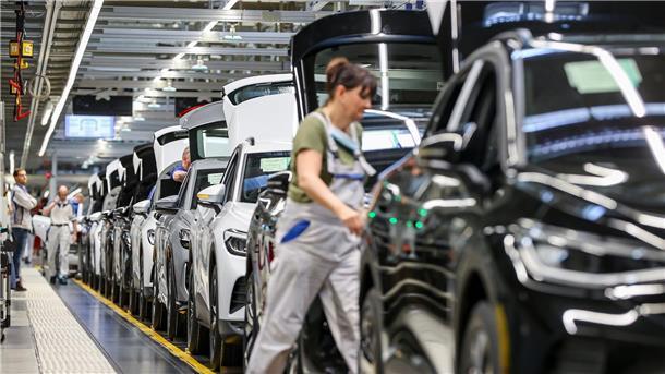 Produktion und Exporte von Elektro-Autos wachsen kräftig Verschiedene E-Fahrzeuge laufen im Werk von Volkswagen in Zwickau übers Band. Die deutsche Autoindustrie hat im vergangenen Jahr die Exporte von Elektro-Autos deutlich gesteigert.